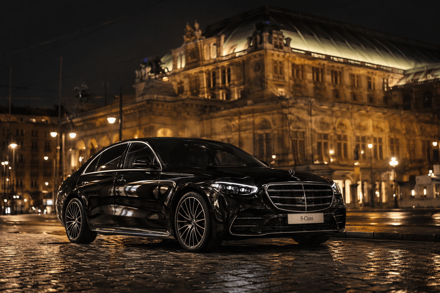 Чёрный Mercedes S-Class у венской оперы ночью